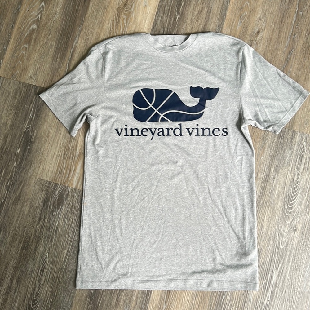Vineyard Vines men’s performance T-shirt – Basketball – size XS